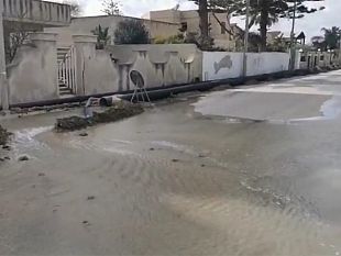 via-degli-sportivi-lavori-in-corso-e-liquami-disagi-per-residenti