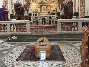 un-addio-commovente-a-ilenia-ferro-la-comunita-di-mazara-del-vallo-si-stringe-nel-dolore