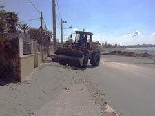 non-si-sta-pulendo-la-spiaggia-ma-e-la-strada-ad-essere-pulita