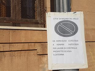 mazara-la-forma-e-anticamera-di-sostanza-cartelli-improvvisati-in-via-santa-caterina