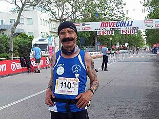 tagliando-il-traguardo-della-nove-colli-running-a-cesenatico-michele-d-errico-compie-la-sua-piu-grande-impresa