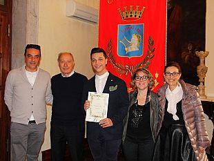 il-giovane-tenore-giuseppe-colla-ricevuto-dal-sindaco-alberto-di-girolamo