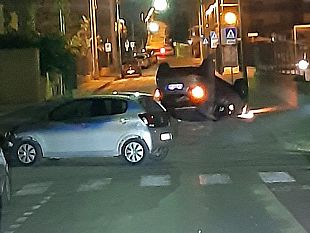 erice-brutto-incidente-in-via-fratelli-aiuto-unauto-si-ribalta