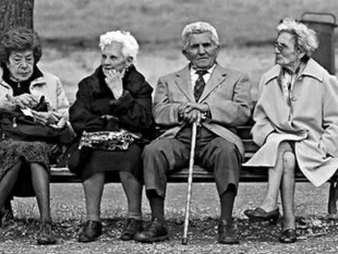 vecchi-con-le-spalle-al-muro