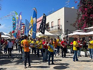 san-vito-lo-capo-inaugurato-con-la-tradizionale-parata-il-14-festival-internazionale-degli-aquiloni