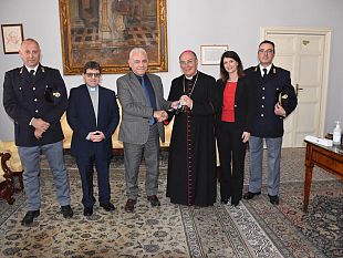 trapani/il-questore-consegna-ampolla-con-lolio-ricavato-dagli-ulivi-del-giardino-della-memoria-ai-vescovi-di-trapani-e-mazara