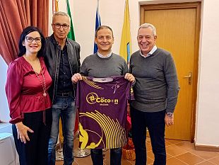 mazara-consegnata-al-sindaco-quinci-la-maglia-dellasd-cocoon