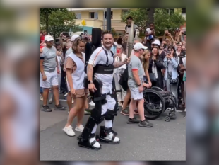 kevin-piette-il-cyber-tedoforo-porta-la-fiaccola-olimpica-a-parigi-2024-grazie-a-un-esoscheletro