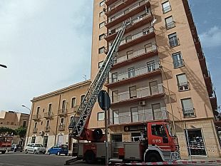 trapani-vetro-si-spacca-e-cade-in-strada-dal-sesto-piano