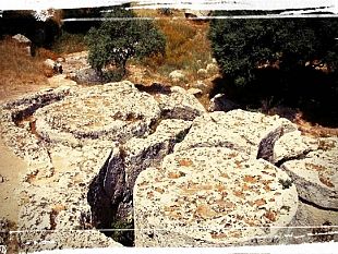 cave-di-cusa-mythodea-dallesodo-allesodo-drammaturgia-per-corpo-luce-immagine-e-voce-di-giacomo-bonagiuso