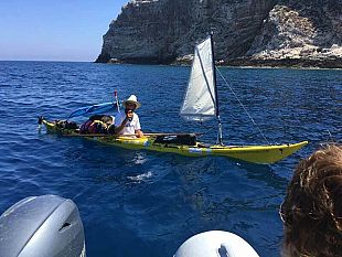 isole-egadi-giunge-nell-area-marina-protetta-sergi-gutierrez-basoli-che-in-kayak-sta-facendo-il-giro-del-mediterraneo