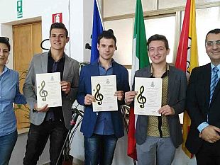 petrosino-incontro-al-comune-con-i-giovani-artisti-del-gruppo-musicale-emozioni-live