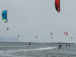 trapani/lo-stagnone-di-marsala-capitale-del-kitesurf-al-via-oggi-il-kitefest