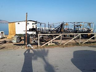 un-incendio-ha-distrutto-lo-scivolo-di-cornino