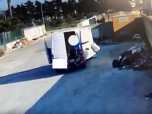 mazara-sorpreso-a-scaricare-rifiuti-in-strada-video-e-multa-da-300-euro
