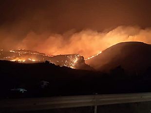 grave-incendio-devasta-il-parco-archeologico-di-segesta-le-fiamme-mettono-in-pericolo-i-c