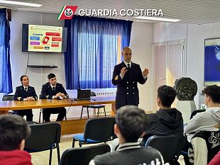 gli-studenti-dellistituto-comprensivo-nunzio-nasi-di-trapani-in-visita-presso-i-locali-della-capitaneria-di-porto