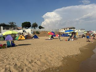 lo-scenario-post-ferragosto-della-spiaggia-di-triscina-edrammatico