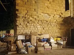 cassonetti-e-cataste-di-rifiuti-accanto-allarco-normanno