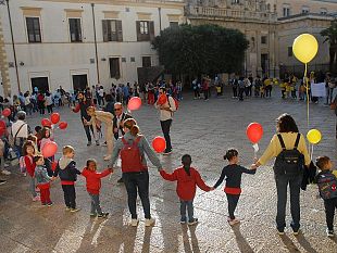 gli-alunni-della-scuola-del-2-circolo-g-di-matteo-sfilano-in-corteo-per-la-pace