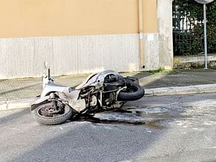 incidente-in-via-trapani-limpatto-scooter-contro-auto
