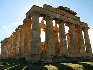 il-parco-archeologico-di-selinunte-il-2-giugno-tra-visite-guidate-ed-esibizioni-di-falconeria