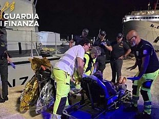 barca-distrutta-dalle-fiamme-al-largo-di-marsala-salvato-un-uomo-nella-notte