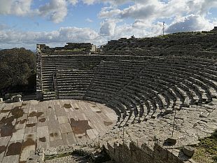 trapani/giornata-mondiale-del-teatro-da-segesta-un-messaggio-di-pace