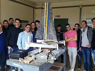 mazara-studenti-dell-istituto-d-altavilla-accardi-realizzano-solarspirit-catamarano-a-vela-in-scala-1-10
