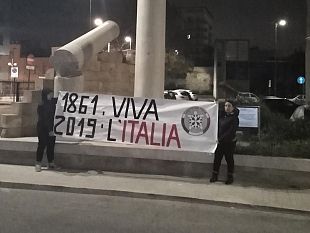 trapani-casa-pound-espone-striscione-per-ricordare-lunita-ditalia