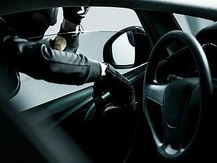 mazara-rubata-borsa-dentro-unauto-polizia-a-caccia-del-malvivente