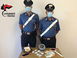 trapani/trapani-droga-tra-i-rifiuti-giovane-spacciatore-arrestato-dai-carabinieri
