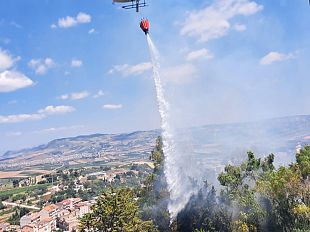 grande-incendio-a-salemi-interventi-in-corso-vicino-alla-posta-centrale
