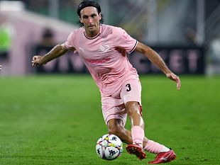 serie-b-larezzo-combatte-ma-il-palermo-lo-beffa-nel-finale