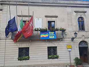 bandiere-a-mezzasta-a-erice-vicini-al-dolore-della-famiglia-di-alessandro