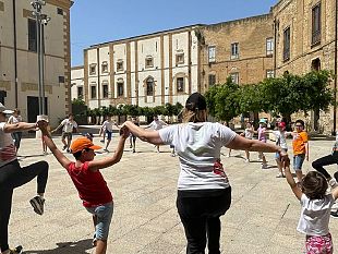 la-festa-di-fine-anno-del-catechismo-e-un-tripudio-di-amicizia-tra-giochi-e-colori