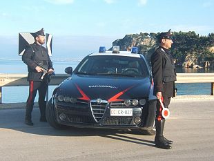 alcamo-non-si-ferma-allalt-inseguito-e-fermato-aggredisce-i-carabinieri