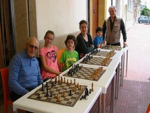 scacchi-nino-profera-in-simultanea-contro-cinque-giocatori