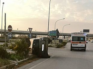 auto-ribaltata-incidente-presso-il-lungomare-fata-morgana
