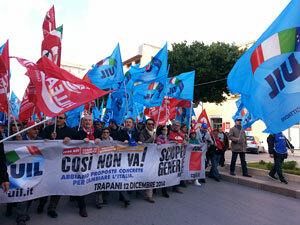 cosi-non-va-sciopero-generale-cgil-e-uil-in-2-000-al-corteo-e-al-comizio-di-trapani
