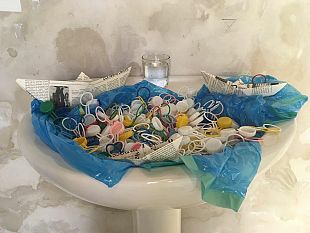 egadi-larte-lancia-un-nuovo-monito-contro-linquinamento-da-plastica-in-mare