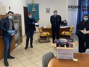 partanna-la-consulta-giovanile-dona-mascherine-alla-polizia-municipale