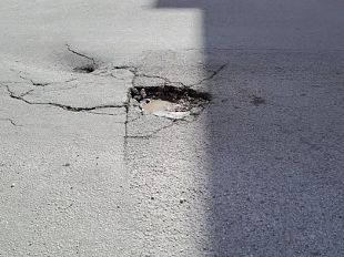 trapani-pericolosa-buca-in-piazza-xi-maggio-con-asfalto-sconnesso