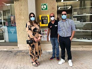 trapani-futuri-sposi-donano-un-defibrillatore-alla-citta