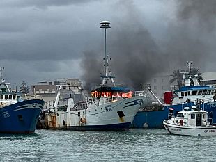 mazara-in-fiamme-un-peschereccio-probabilmente-un-cortocircuito