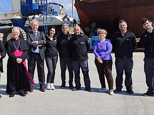 il-vescovo-di-trapani-mons-fragnelli-e-don-gruppuso-in-visita-al-cantiere-base-nautica-trapani