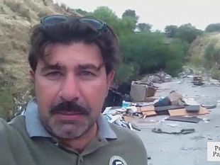 video-strada-chiusa-da-una-discarica-degrado-ed-incivilta