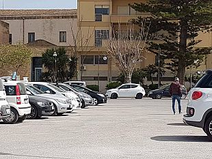 mazara-si-il-centro-citta-pieno-di-aree-di-sosta-ma-in-mano-ai-posteggiatori-abusivi-nessuno-vede