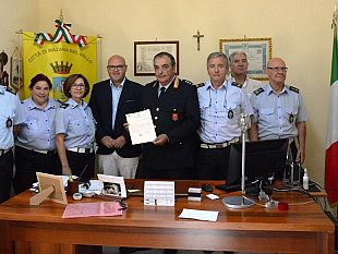 dal-comune-pergamena-di-ringraziamento-per-il-comandante-dei-vigili-urbani-coppolino