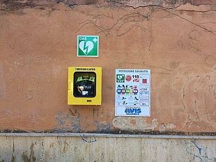valderice-installato-un-defibrillatore-in-piazza-cristo-re